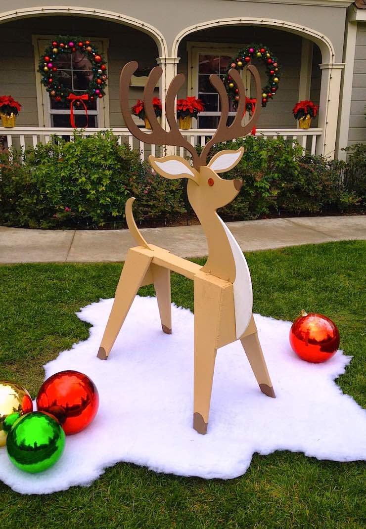 12 Festive DIY Exterior Reindeer Christmas Decorations • The Yard Glove